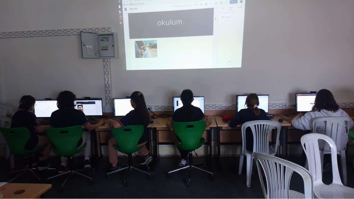İzmir İnternet Haftası kapsamında okulumuz öğrencilerine kolay site hazırlama eğitimi verilmiştir. 
